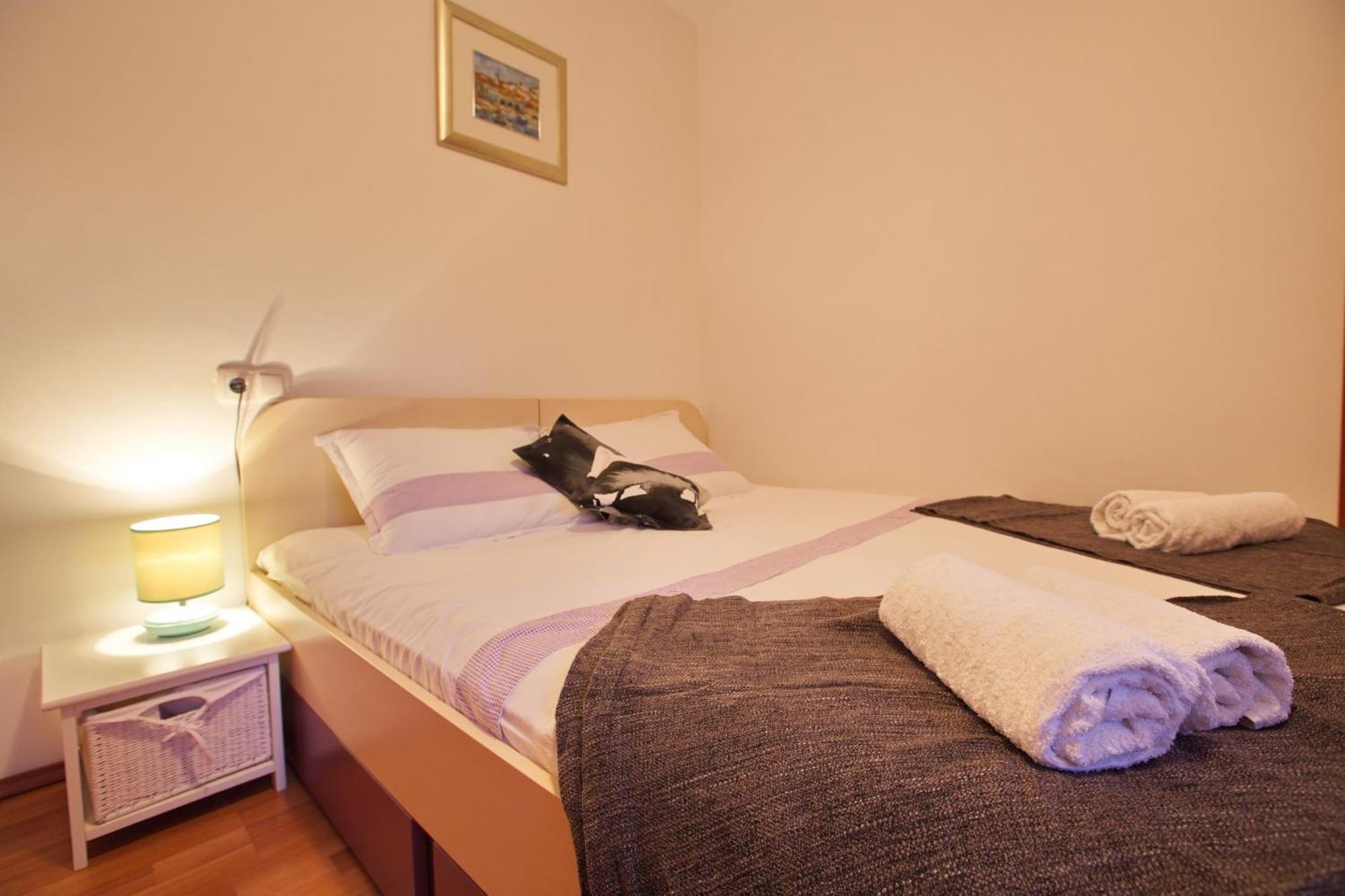 Apartments With A Parking Space Jelsa, Hvar - 8713 Jelsa  Rum bild